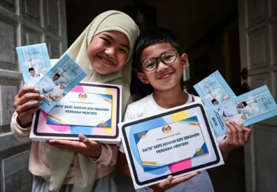 Keikhlasan Dua Beradik Hulur Duit Raya Sentuh Hati Perdana Menteri