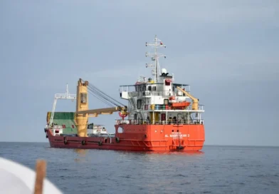 Kapal Pemusnah Sekat Dua Kapal Tangki Minyak Dikaitkan Dengan Iran